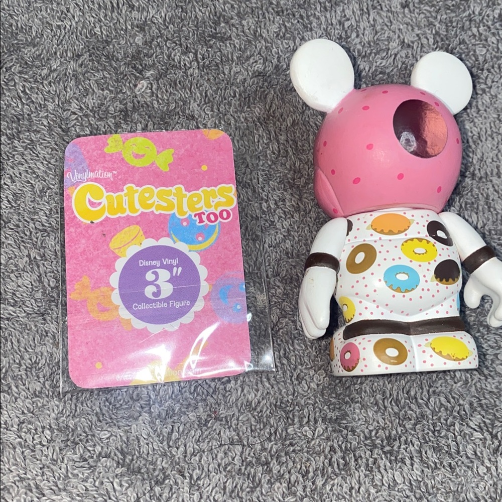 ๐ต Retired Disney Vinylmation Donut from the "Cutesters series 2" ! - Picture 2 of 3